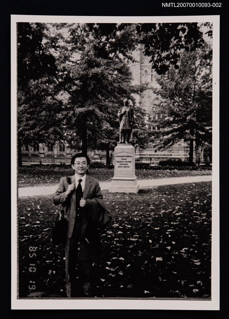 主要名稱：吳宏一獨照（雕像前）（翻拍照）圖檔，第1張，共1張
