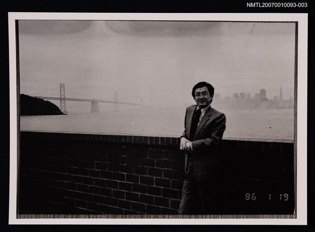 主要名稱：吳宏一獨照（倚靠海邊圍牆）（翻拍照）圖檔，第1張，共1張