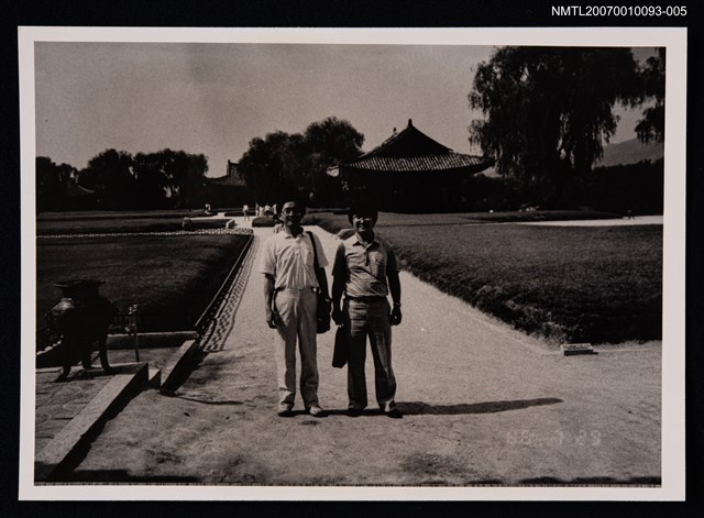 主要名稱：吳宏一與友人合照（背景為歇山式建築）（翻拍照）圖檔，第1張，共1張