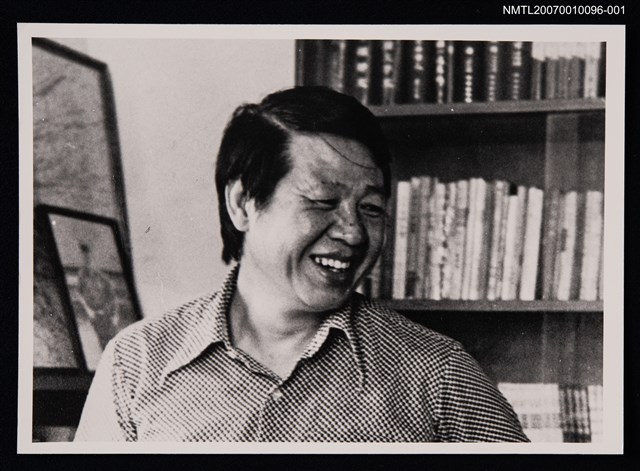 主要名稱：洛夫獨照（書房）（翻拍照）圖檔，第1張，共1張