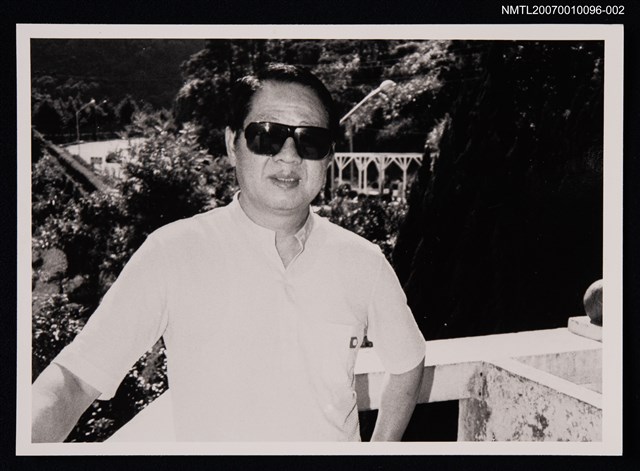 主要名稱：洛夫獨照（戶外，戴墨鏡）（翻拍照）圖檔，第1張，共1張