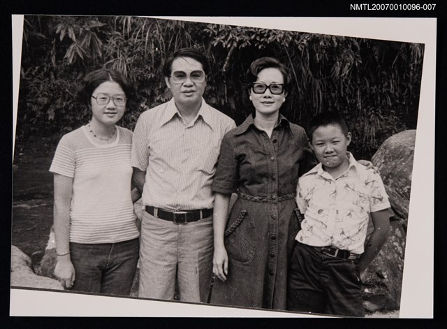 主要名稱：洛夫全家福（戶外）（翻拍照）圖檔，第1張，共1張