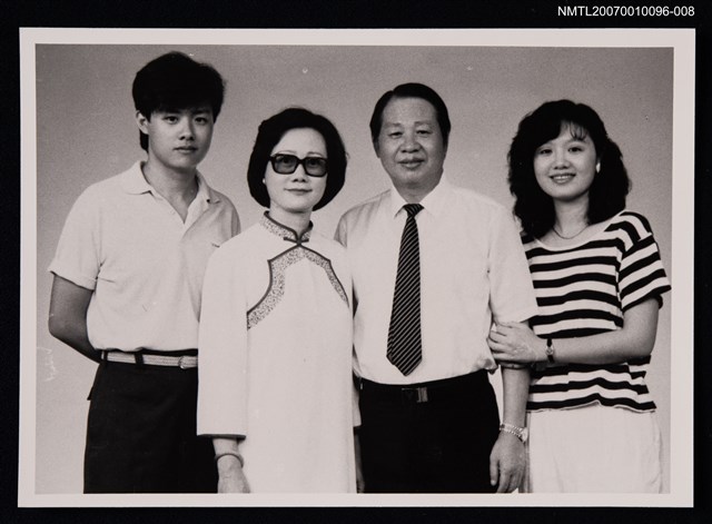 主要名稱：洛夫全家福（室內）（翻拍照）圖檔，第1張，共1張