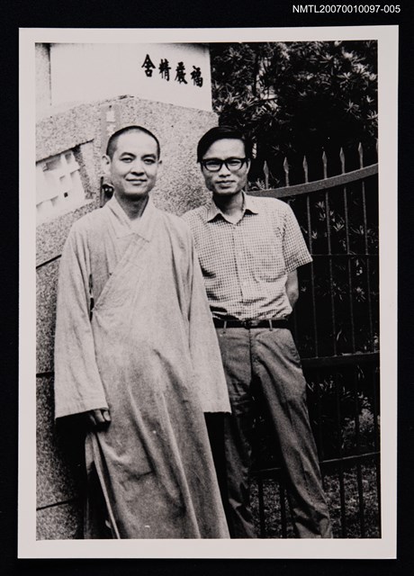 主要名稱：杜若洲與僧人合照（福嚴精舍）（翻拍照）圖檔，第1張，共1張