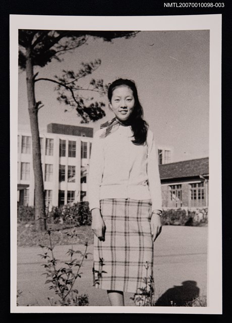 主要名稱：張香華獨照（少女時期，戶外廣場）（翻拍照）圖檔，第1張，共1張