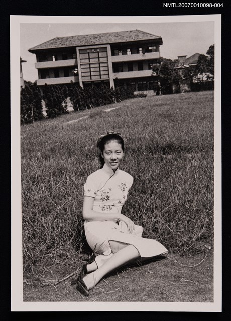 主要名稱：張香華獨照（少女時期，身穿旗袍）（翻拍照）圖檔，第1張，共1張