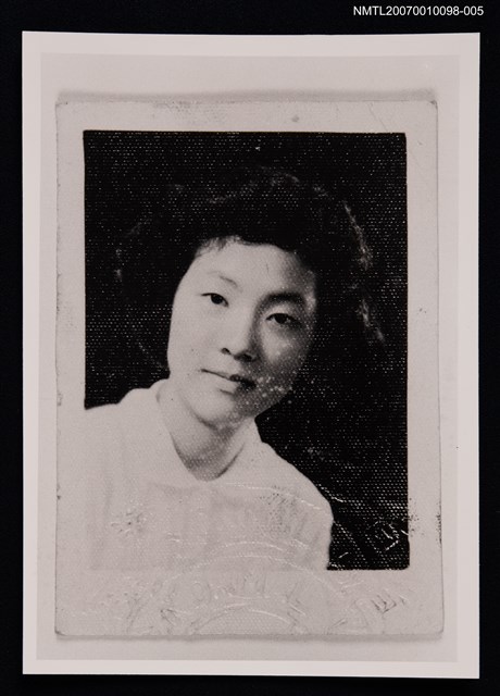 主要名稱：張香華獨照（青年時期，半身照）（翻拍照）圖檔，第1張，共1張