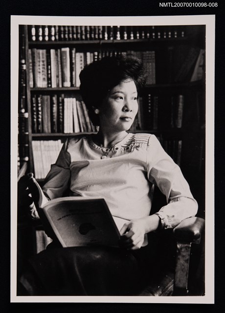 主要名稱：張香華獨照（書房閱讀）（翻拍照）圖檔，第1張，共1張