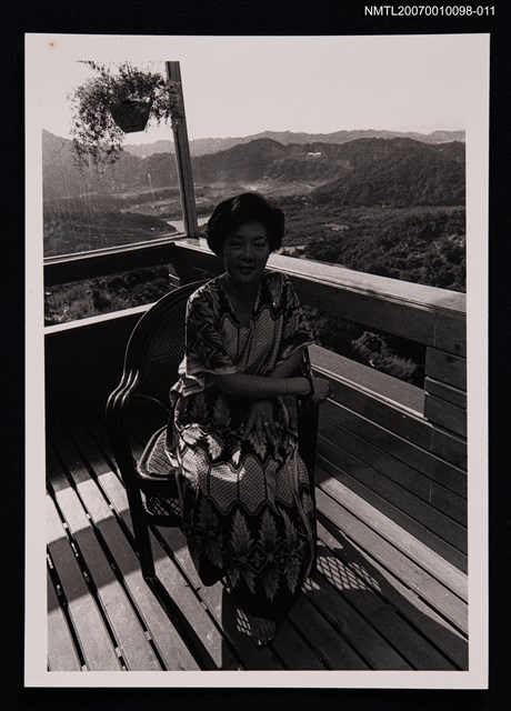 主要名稱：張香華獨照（坐於陽台）（翻拍照）圖檔，第1張，共1張