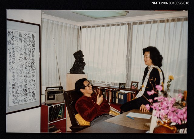 主要名稱：張香華與柏楊合照（於書房，面對面）圖檔，第1張，共1張
