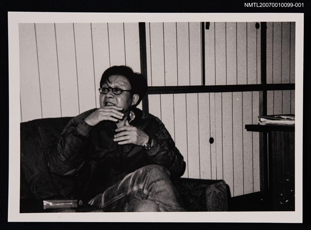 主要名稱：周鼎獨照（坐於沙發）（翻拍照）圖檔，第1張，共1張