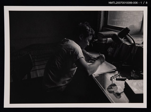 主要名稱：周鼎居家照（寫作）圖檔，第1張，共1張