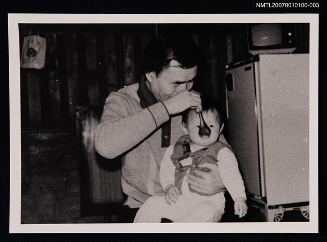 主要名稱：阮囊與家人合照（餵食）（翻拍照）圖檔，第1張，共1張