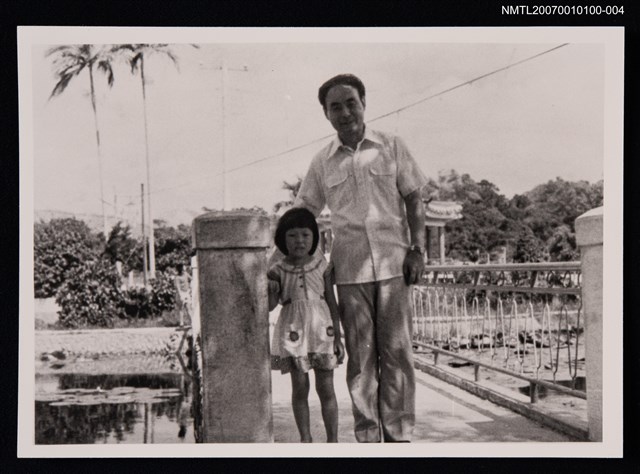 主要名稱：阮囊與家人合照（於橋頭）（翻拍照）圖檔，第1張，共1張