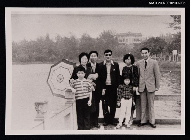 主要名稱：阮囊出遊合照（湖邊）（翻拍照）圖檔，第1張，共1張