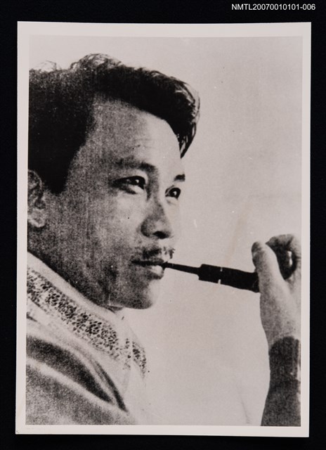 主要名稱：羅門獨照（手持煙斗）（翻拍照）圖檔，第1張，共1張