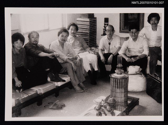 主要名稱：羅門與文友合照（翻拍照）圖檔，第1張，共1張