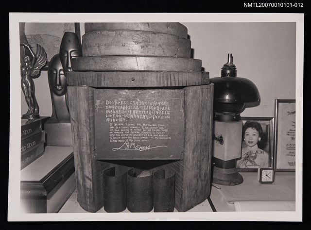 主要名稱：羅門與蓉子居家一景：羅門的詩作與蓉子相片圖檔，第1張，共1張