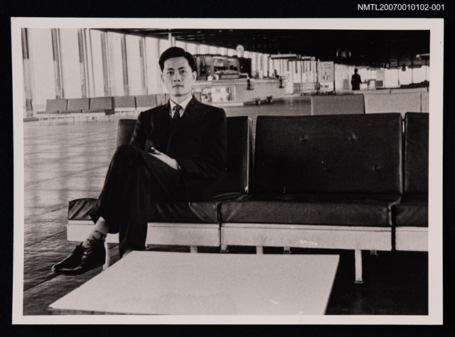 主要名稱：李魁賢獨照（身穿西裝，坐姿）（翻拍照）圖檔，第1張，共1張