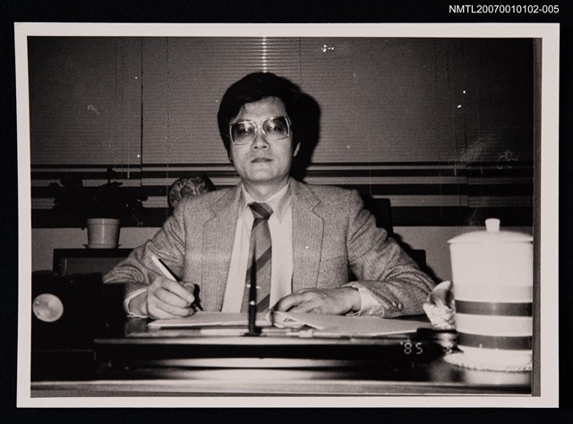 主要名稱：李魁賢獨照（室內，半身照）（翻拍照）圖檔，第1張，共1張