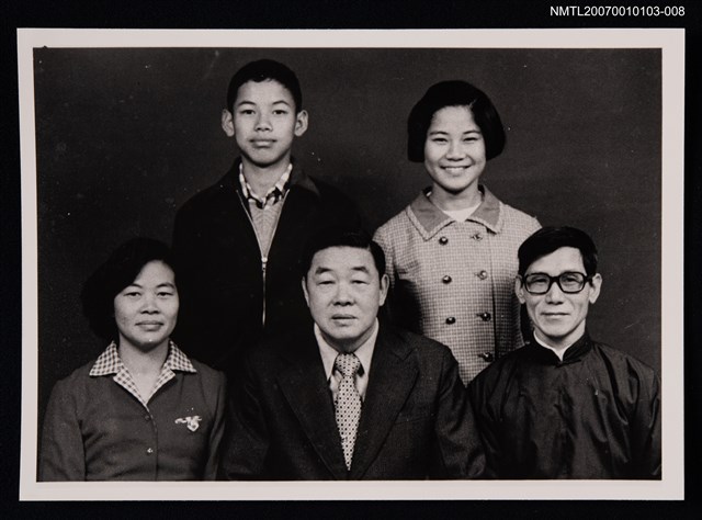 主要名稱：商略全家福與○○○合照（翻拍照）圖檔，第1張，共1張