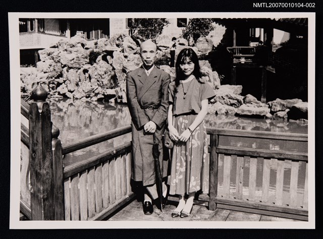 主要名稱：周夢蝶獨照（半身照）（翻拍照）圖檔，第1張，共1張