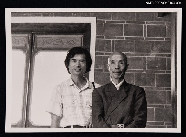 主要名稱：周夢蝶與男性友人合照（翻拍照）圖檔，第1張，共1張