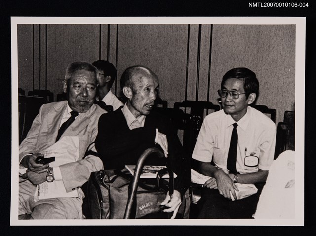 主要名稱：周夢蝶、向明等合照（翻拍照）圖檔，第1張，共1張