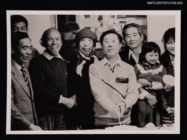 主要名稱：周夢蝶、曠中玉、向明等合照（翻拍照）圖檔，第1張，共1張