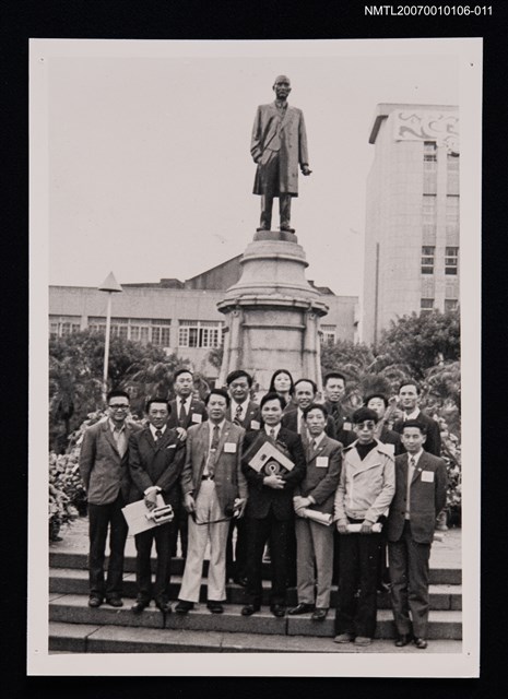 主要名稱：周鼎、吳望堯、洛夫、羅門、辛鬱、向明、曠中玉等合照（翻拍照）圖檔，第1張，共1張