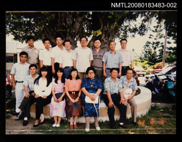 主要名稱：大海洋同仁合照於榕樹前圖檔，第1張，共1張