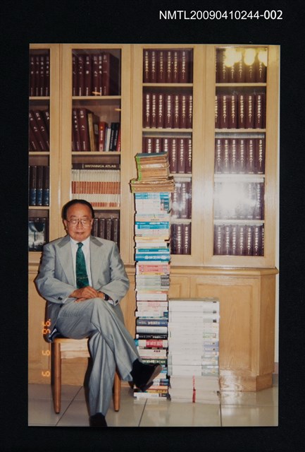 主要名稱：黃文範坐在書櫃前獨照圖檔，第1張，共1張
