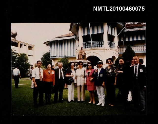 主要名稱：訪問錢穆故居之合照圖檔，第1張，共3張