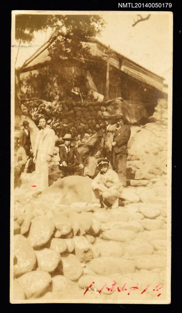 主要名稱：周定山與友人合影於東勢福德橋前圖檔，第1張，共1張