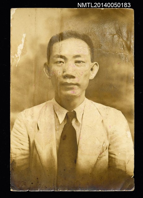 主要名稱：周定山著西裝獨照圖檔，第1張，共1張