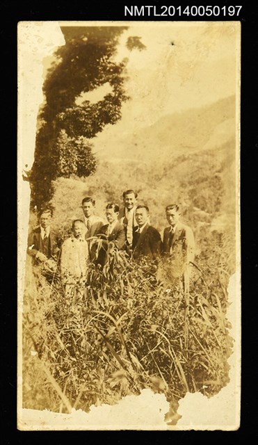 主要名稱：周定山與友人於坂中警邏所前合影圖檔，第1張，共1張