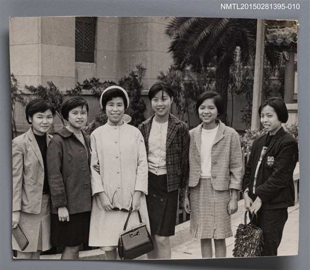 主要名稱：琦君與學生合照1-10圖檔，第1張，共2張