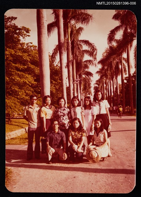 主要名稱：琦君與學生於興大椰林道上合照2-6圖檔，第1張，共2張