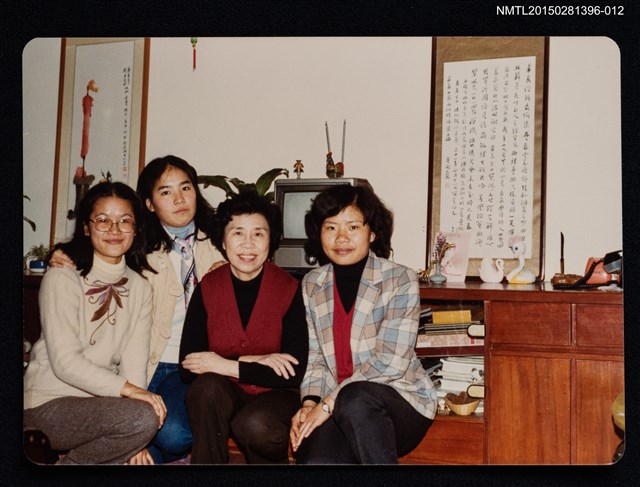 主要名稱：琦君與學生於室內合照2-12圖檔，第1張，共1張