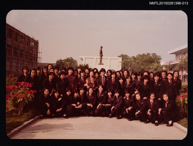 主要名稱：琦君與學生於校園團體合照2-13圖檔，第1張，共1張