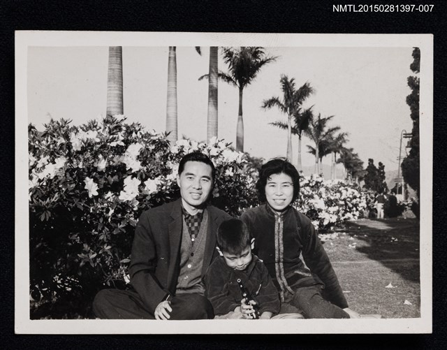 主要名稱：李一楠與琦君夫婦於戶外合照1-7圖檔，第1張，共1張