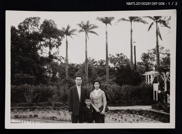 主要名稱：李一楠與琦君夫婦於戶外合照1-8圖檔，第2張，共3張