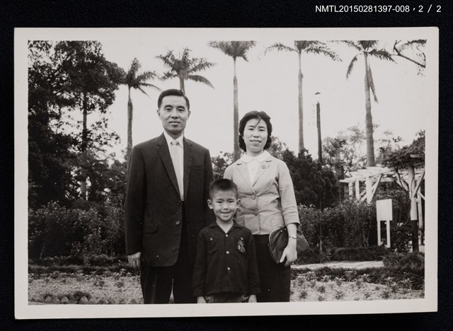 主要名稱：李一楠與琦君夫婦於戶外合照1-8圖檔，第3張，共3張