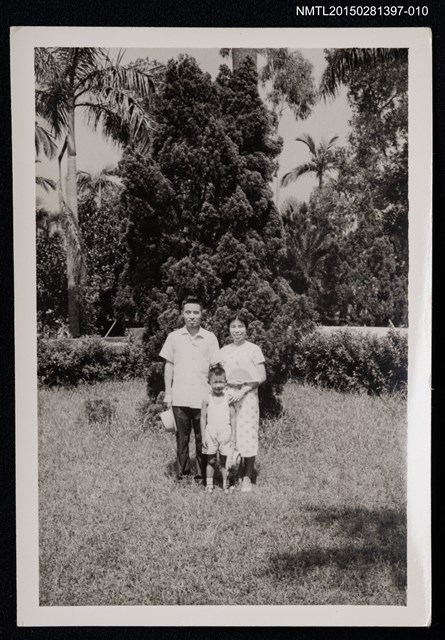 主要名稱：李一楠與琦君夫婦於戶外樹前合照1-10圖檔，第1張，共1張