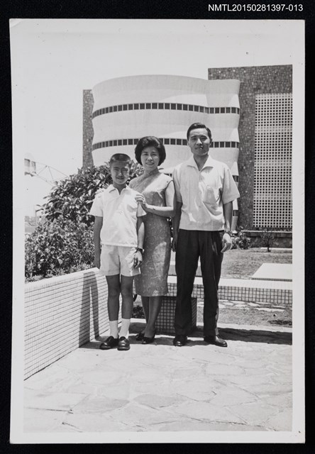 主要名稱：李一楠與琦君夫婦於室外合照1-13圖檔，第1張，共1張