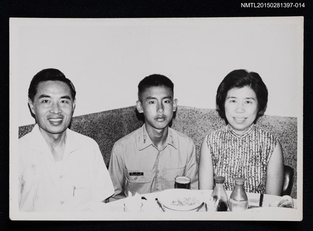 主要名稱：李一楠與琦君夫婦於室內合照1-14圖檔，第1張，共1張