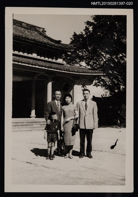 主要名稱：李一楠與琦君、文友於戶外合照1-20圖檔，第1張，共1張