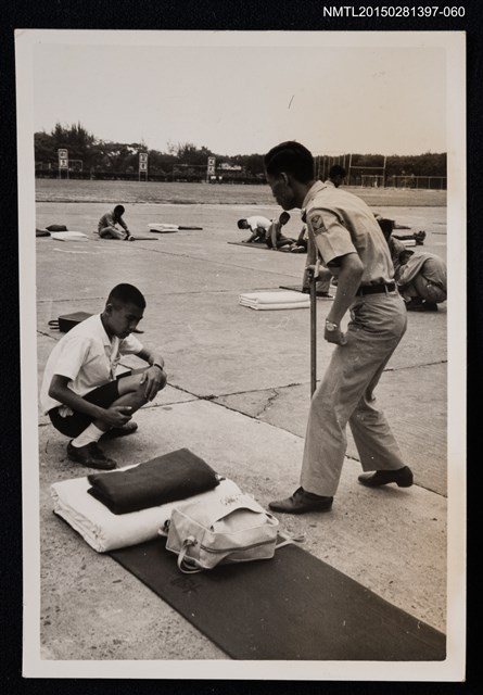 主要名稱：李一楠與他人於廣場上合照1-60圖檔，第1張，共1張