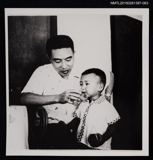 主要名稱：李一楠與李唐基於室內合照1-63圖檔，第1張，共1張