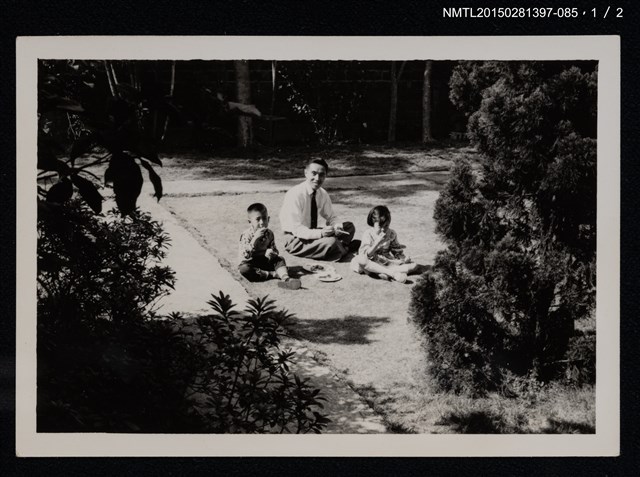 主要名稱：李一楠與李唐基與他人於草地野餐合照1-85圖檔，第2張，共3張